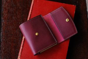 定番　『三つ折り財布』　フタ開いたトコロ